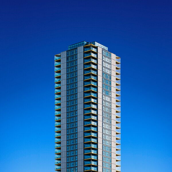 Moderne Architektur vor tiefblauem Himmel